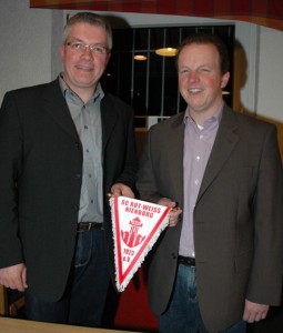 Bürgermeister Ulrich Helmich gratuliert Bernd Loske
