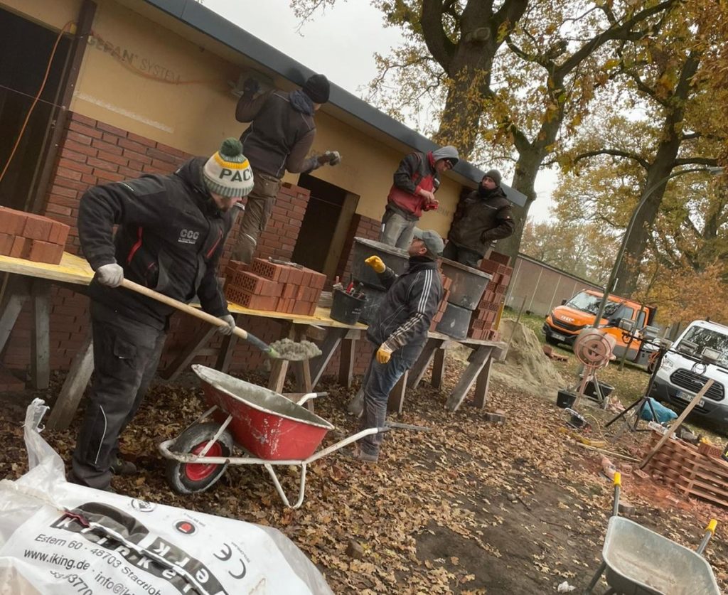 Nikolaustag: Arbeiten im Eichenstadion werden fortgesetzt - Klinkerarbeiten am Clubheim abgeschlossen und Laubaktion der D-Jugend