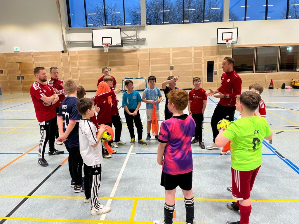 DFB-Mobil besucht den SC Rot-Weiß Nienborg / Altersgerechtes Hallentraining bei der F- und E-Jugend