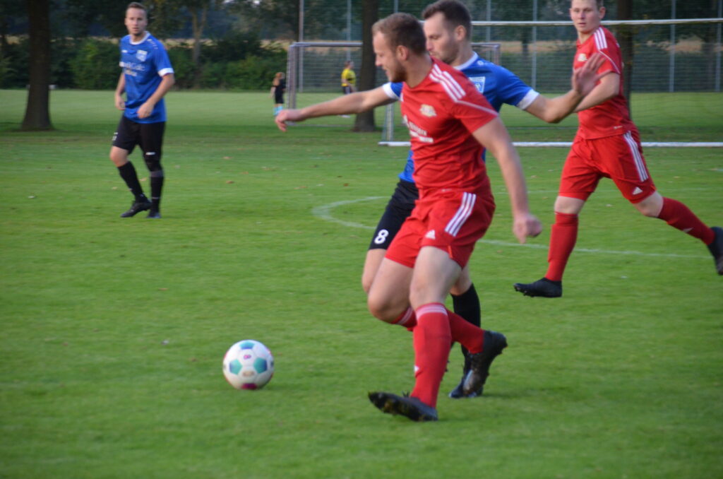 1. Mannschaft trennt sich Unentschieden von Fortuna Gronau II / Torhüter Kevin Böcker sieht glatt Rot