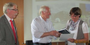 Ulrich Jeromin (links) und Hans Tilkowski (Bildmitte) zeichnen Ulrike Loske aus