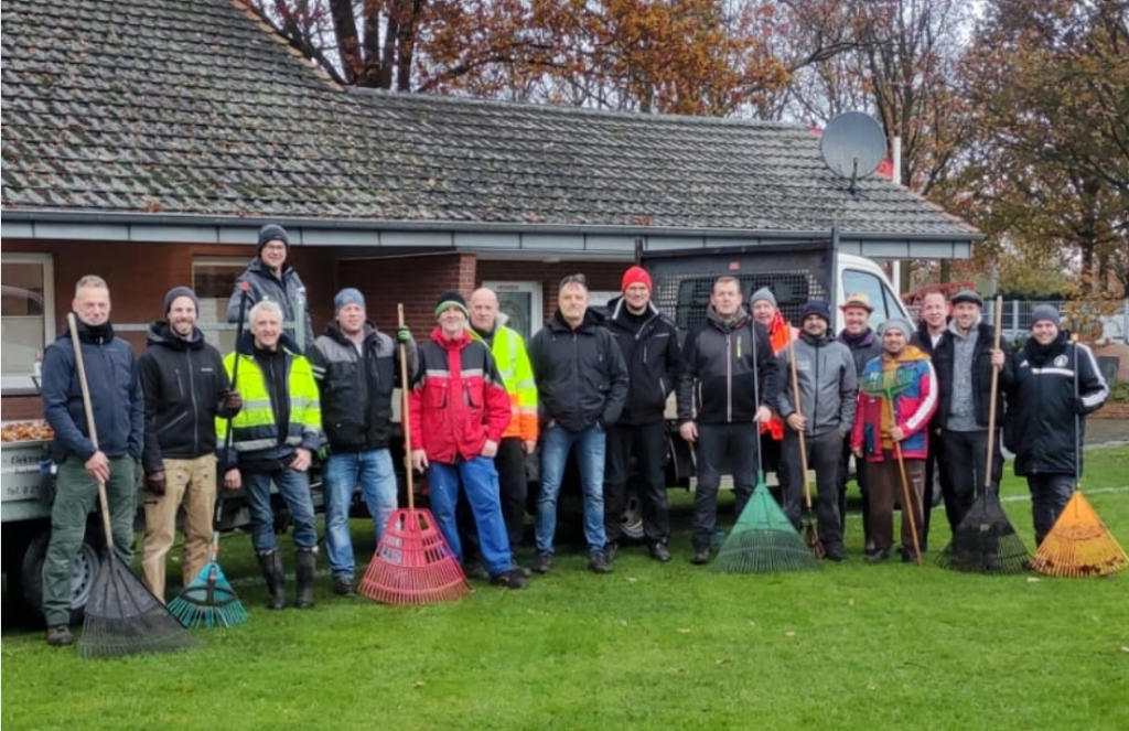 Gruppe Ballgewöhnung und Alte Herren befreien Eichenstadion vom Laub