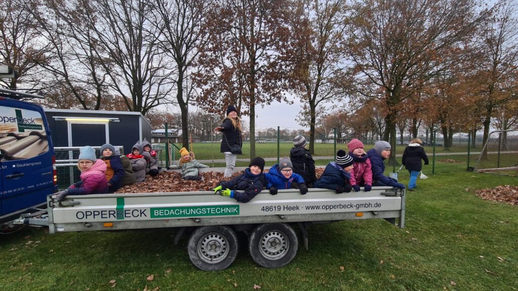 Minikicker haben viel Spaß bei der Laubaktion im Eichenstadion