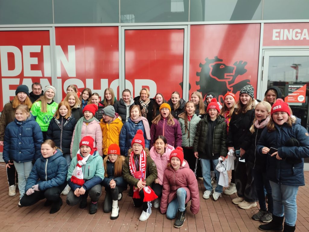 Weibliche E-C Jugendmannschaften besuchen Bundesligaspiel in Leverkusen - Erinnerungsfoto mit Bundestrainerin Martina Voss-Tecklenburg