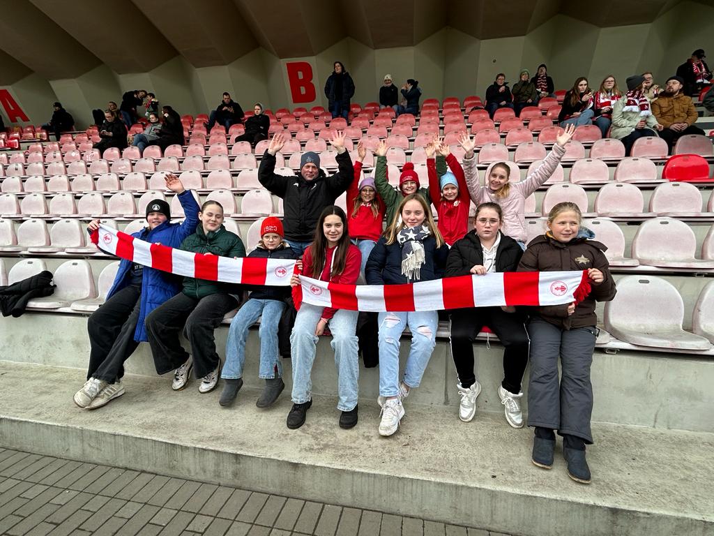 Viel Spaß bei der Weihnachtsfeier der weiblichen D-Jugend in Köln und im Eichenstadion