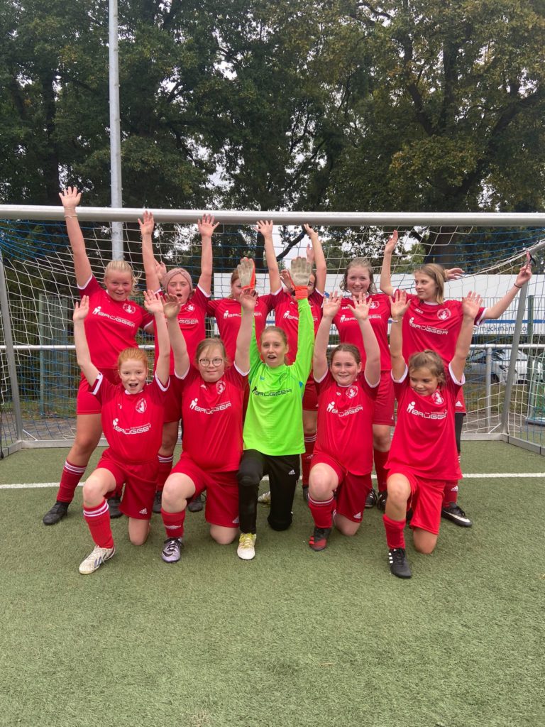 Große Freude bei der wD-Jugend über den ersten Saisonsieg beim FC Epe